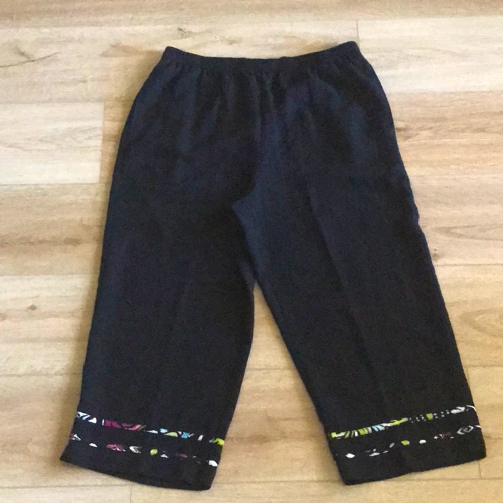 Koret Black Capris with Vibrant Hem Pull On Elastic Waistband Size Small